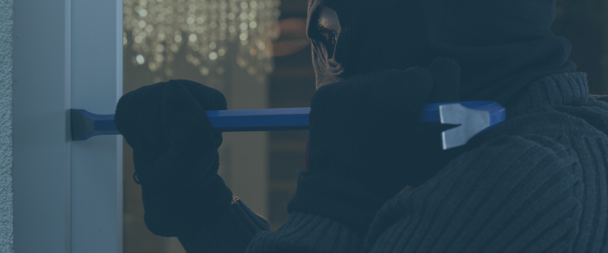 Une personne essaie d'entrer par effraction