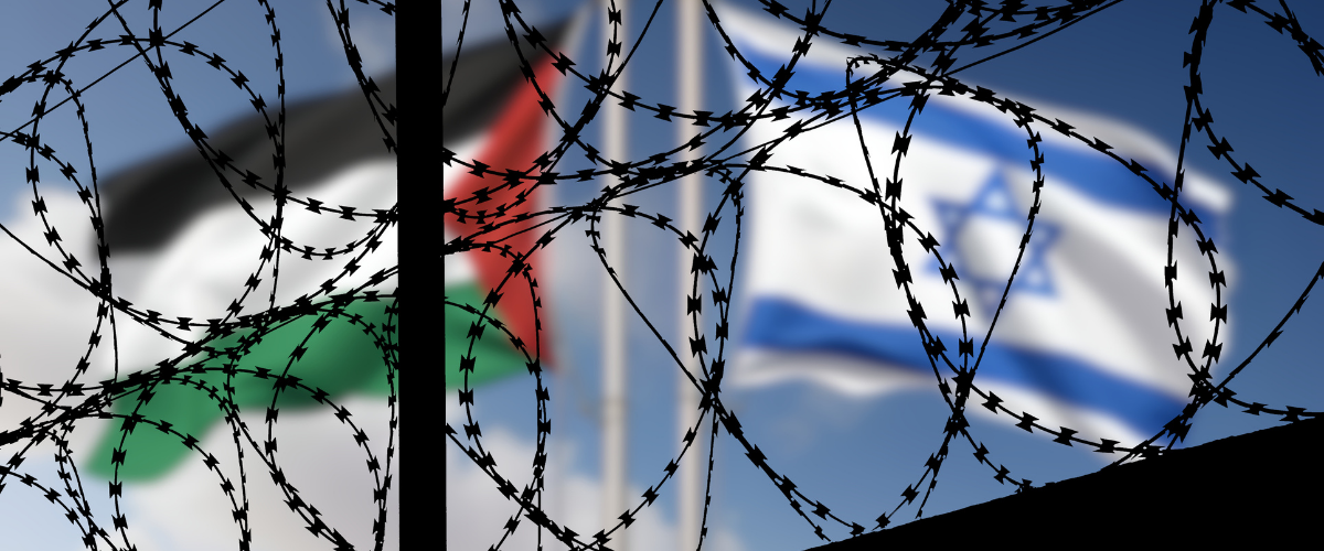 Drapeau iranien et israélien derrière des barbelés 